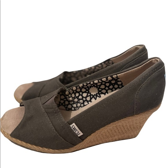 Tom’s Gray Wedge Shoes. Size 8W - Picture 3 of 7